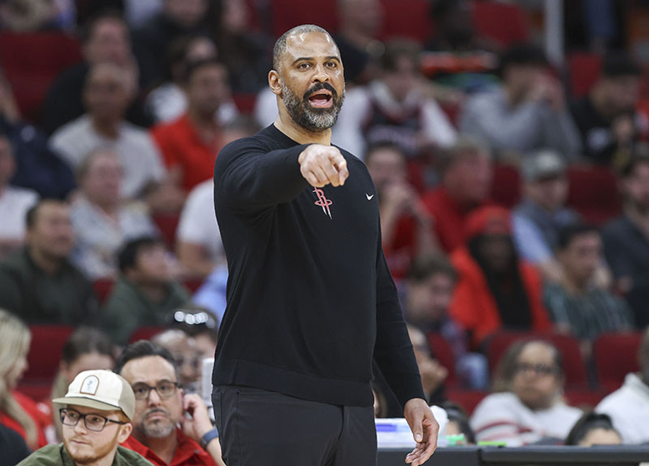 爱游戏体育平台-爆冷首场状态出色，TL观众沸腾！，詹姆斯重返赛场引发球迷热议-爱游戏体育平台